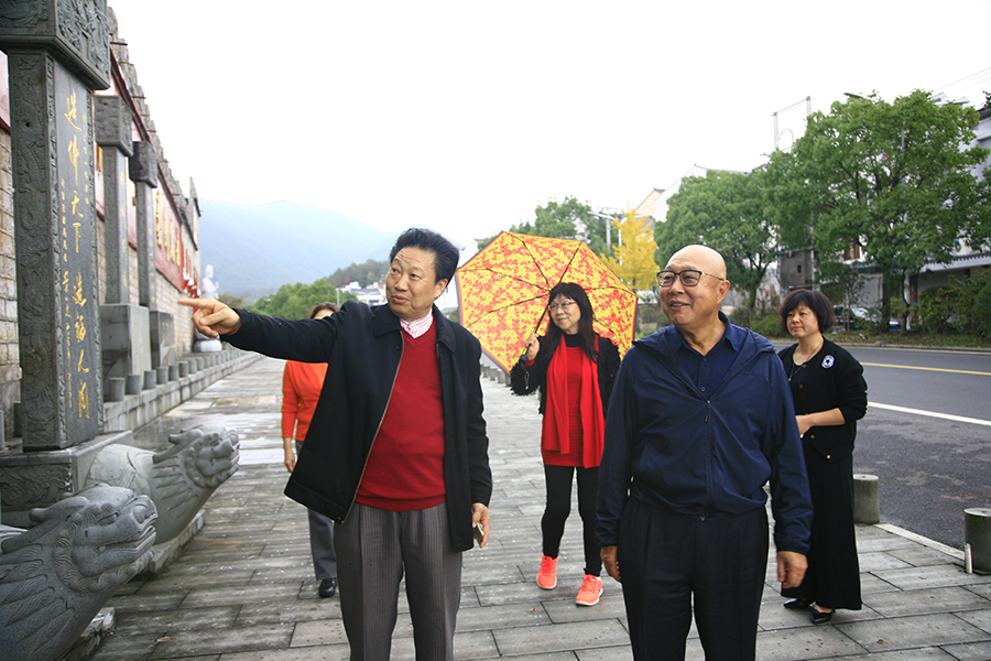 2017年11月17日，香港李嘉诚家属参观非遗传承基地。.JPG