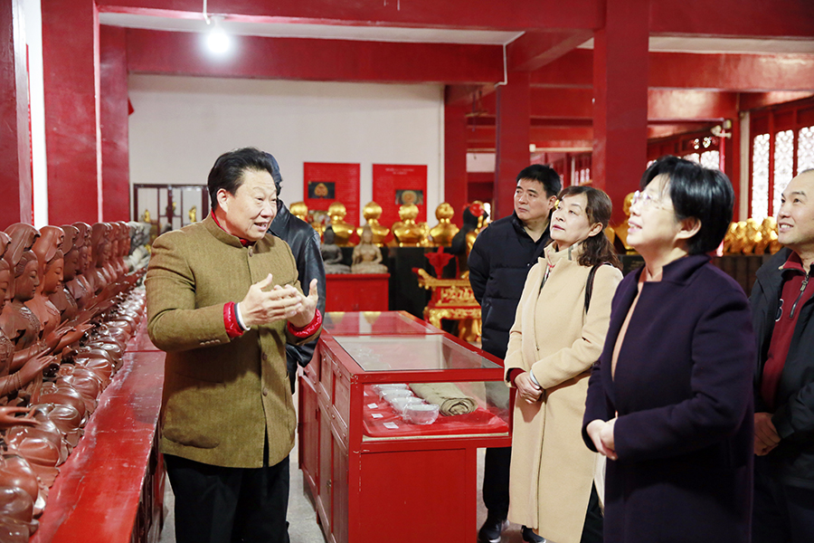 2018年12月8日，汤春甫大师向省市县总工会主席介绍干漆夹苎技艺.JPG